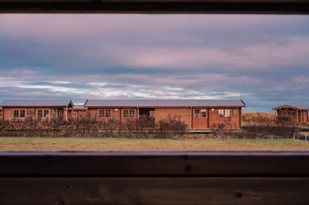 découvrez notre charmante guesthouse, où confort et hospitalité s'unissent pour vous offrir un séjour inoubliable. profitez d'une atmosphère chaleureuse, d'un service personnalisé et de chambres élégamment décorées, le tout dans un cadre paisible. que vous soyez en voyage d'affaires ou en vacances, notre guesthouse est l'endroit idéal pour vous ressourcer.