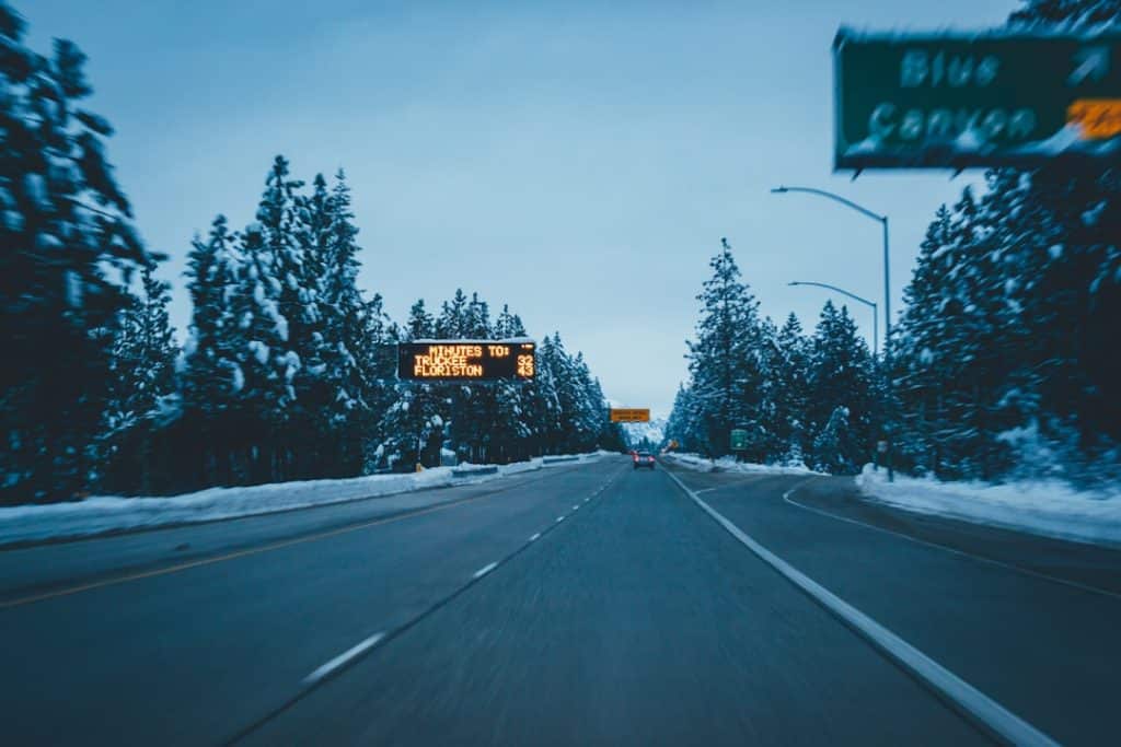 découvrez nos conseils essentiels pour conduire en hiver en toute sécurité. apprenez à gérer les conditions climatiques difficiles, à préparer votre véhicule et à adopter les bonnes pratiques de conduite pour éviter les accidents sur routes glissantes.