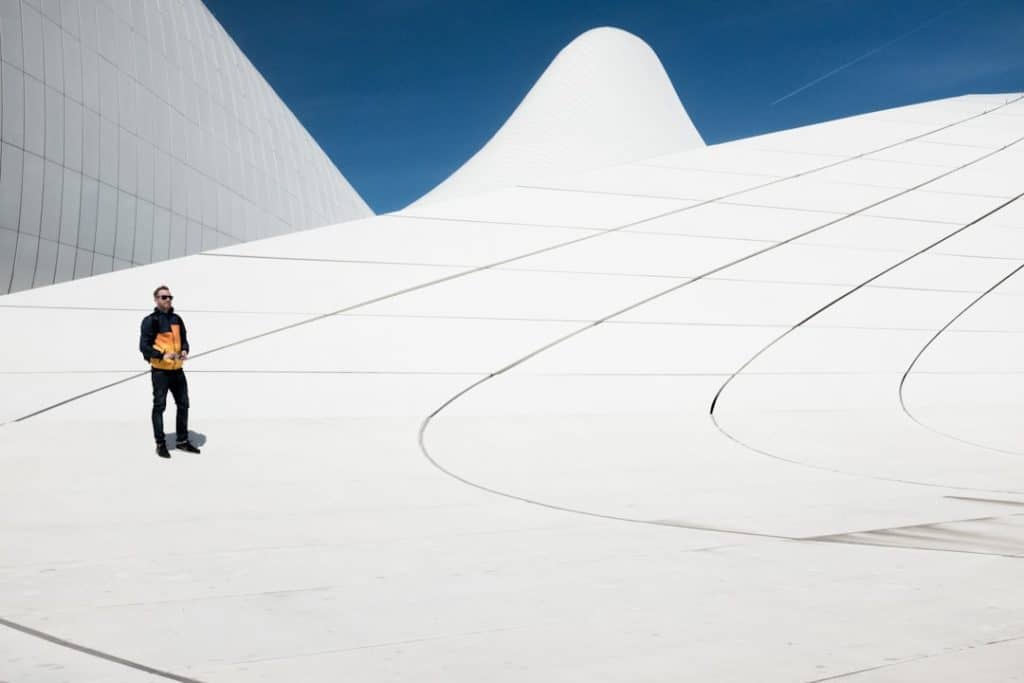 découvrez un sanctuaire moderne alliant design contemporain et sérénité. un espace idéal pour se ressourcer, se reconnecter avec soi-même et apprécier l'harmonie entre nature et architecture.