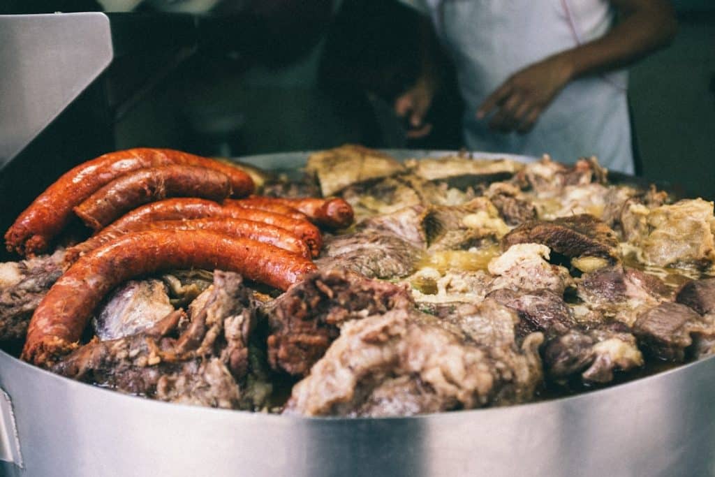 découvrez l'univers fascinant de la street food ! plongez dans une expérience culinaire unique avec des plats savoureux issus des rues du monde entier. savourez des spécialités typiques, dénichées au coin de chaque rue, qui célèbrent la diversité des cultures gastronomiques.